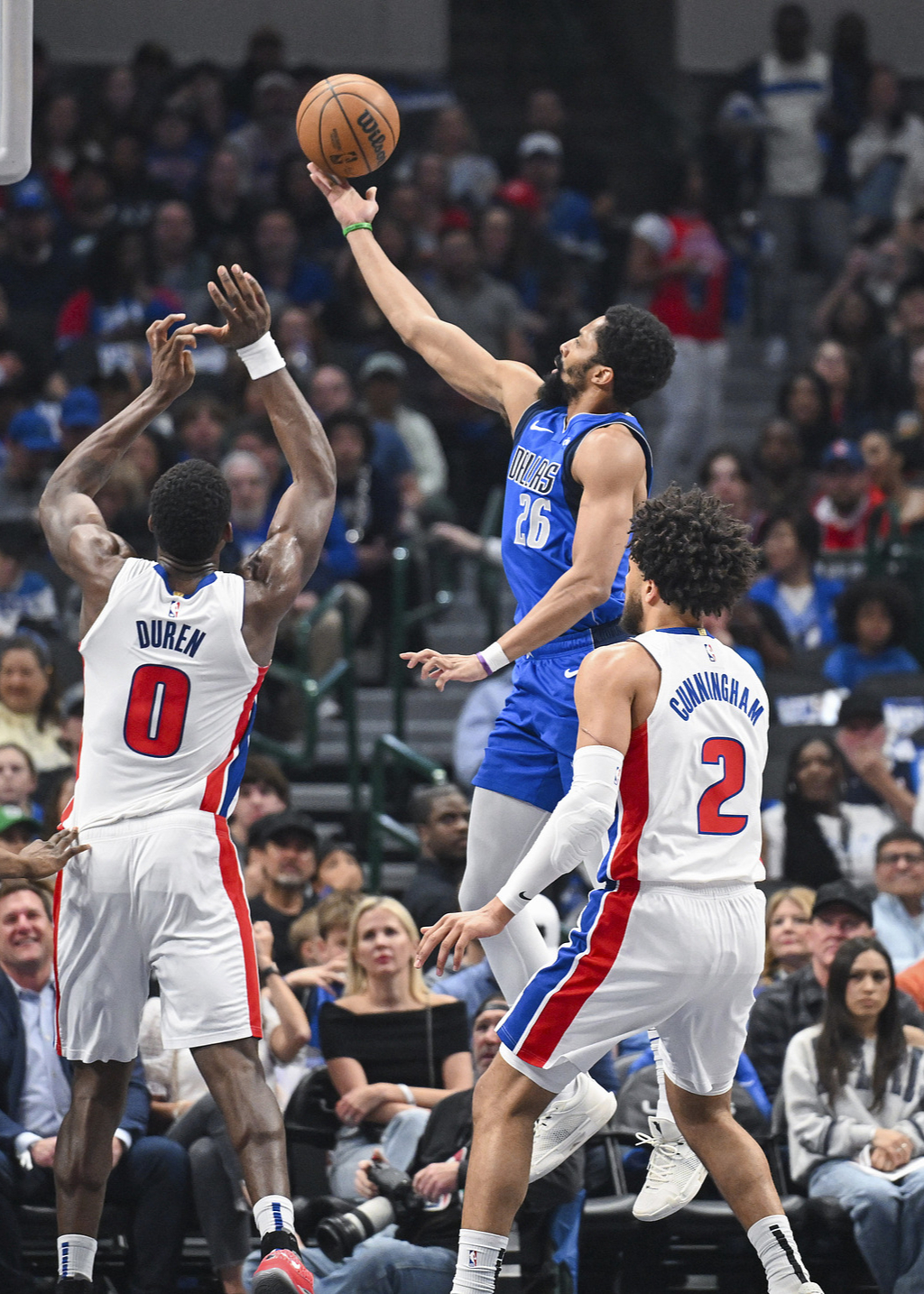 包含赛后体能课后，达拉斯独行侠刷新队史纪录备战NBA总决赛，悬念犹存，更衣室氛围转暖的词条